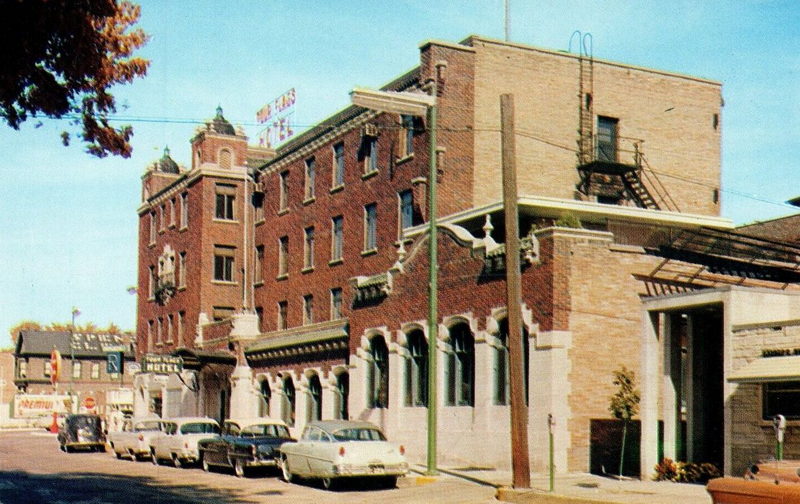 Four Flags Hotel - Postcard (newer photo)